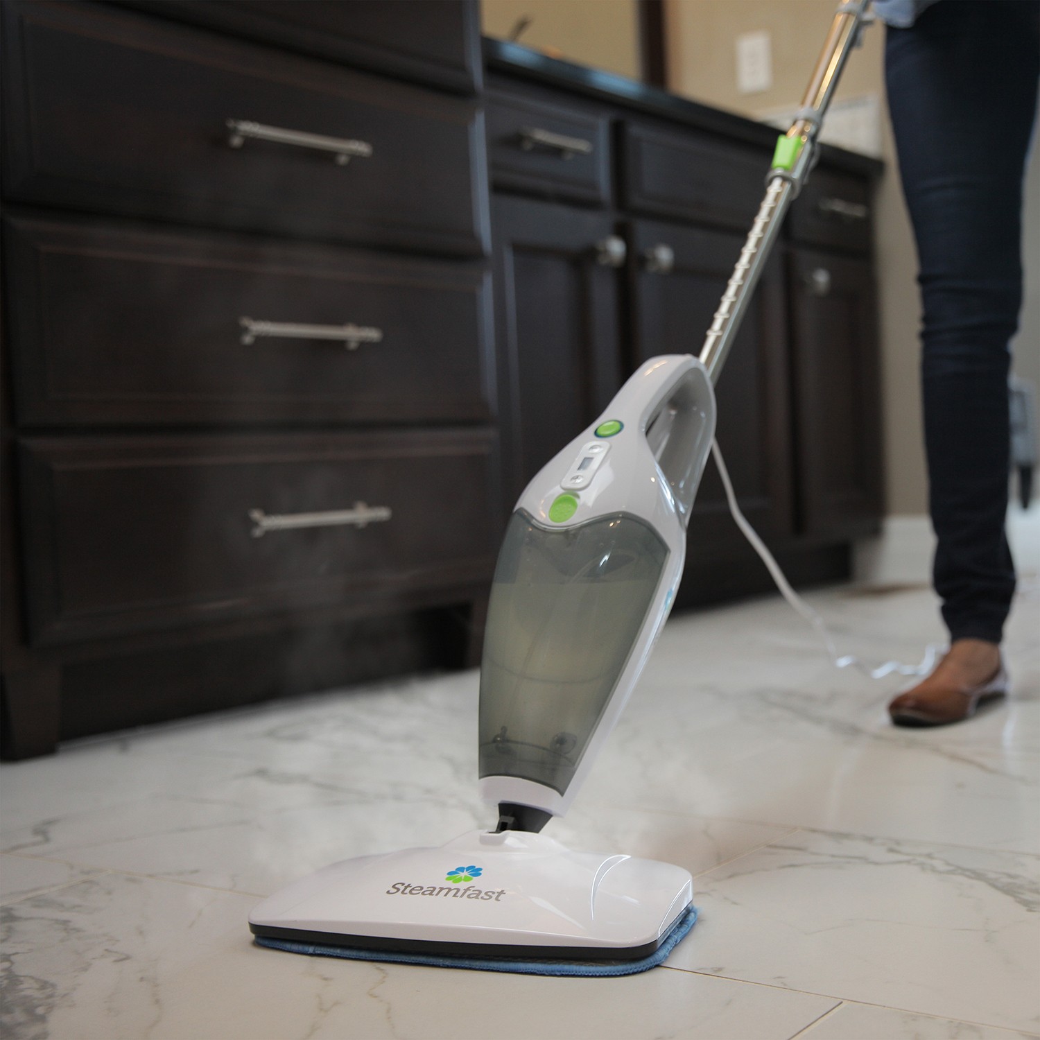 Паровая швабра steam cleaner. Паровая швабра Дайсон. Steam Mop. Паровая швабра вектор. Sharp sanitises Floors швабра поровые.